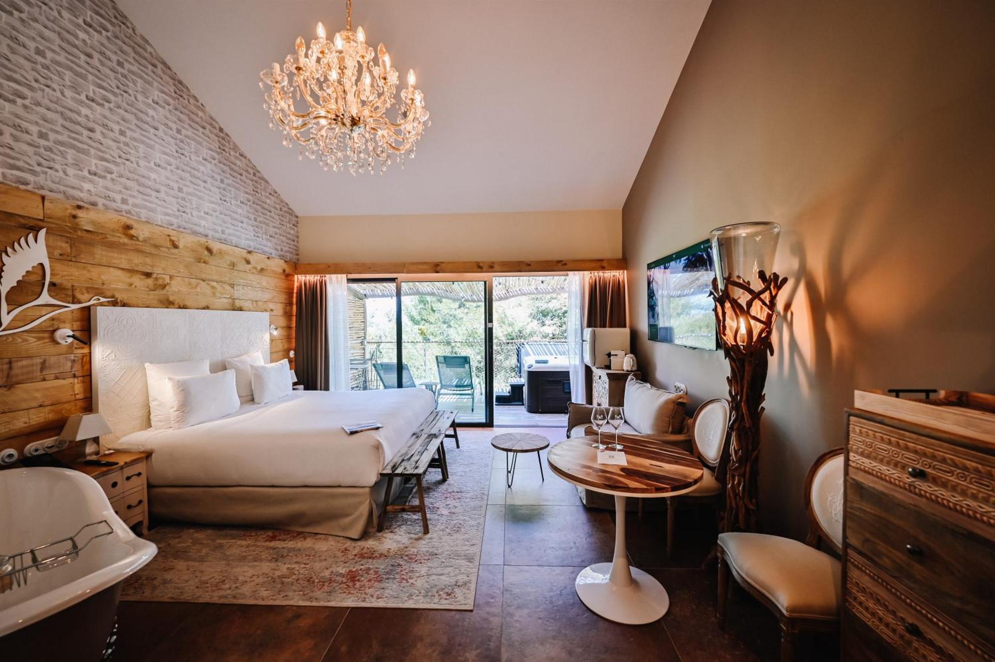 Pesquiers King Room by the Road Hot Tub